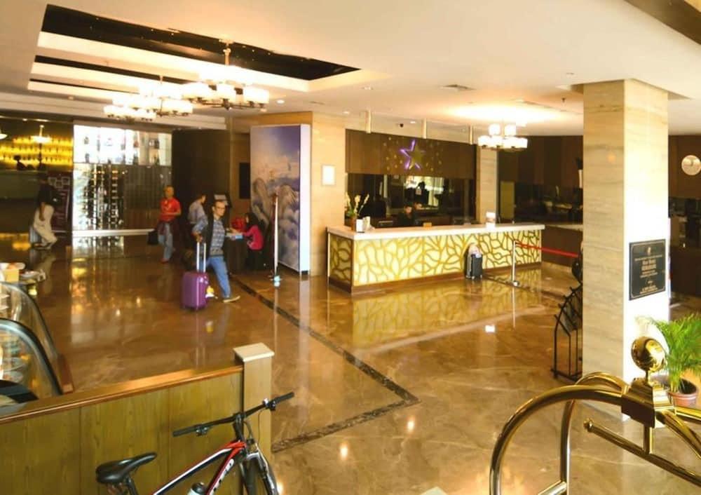 Star Hotel Семаранг Екстериор снимка